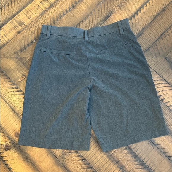 Izod Advantage Gray Shorts 30 - Picture 2 of 3
